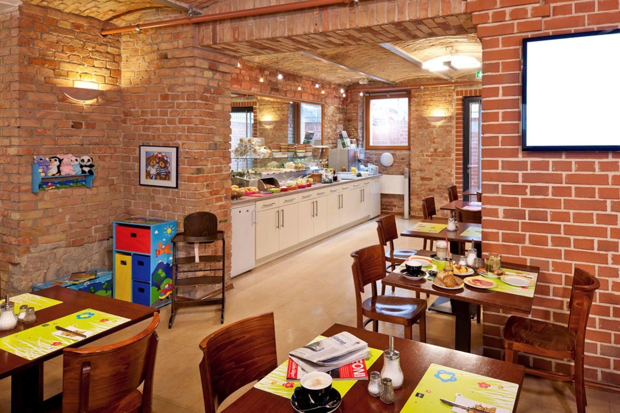 Ibis Styles Berlin City Ost Restaurang bild